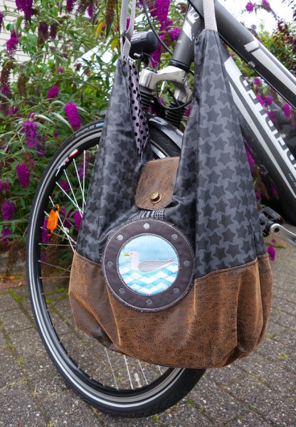 Große Umhängetasche in Grau und Braun aus beschichteter Baumwolle und Möwen-Applikation