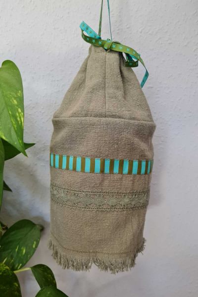 Dekorativer Stofflampenschirm aus Leinen mit Zierband.