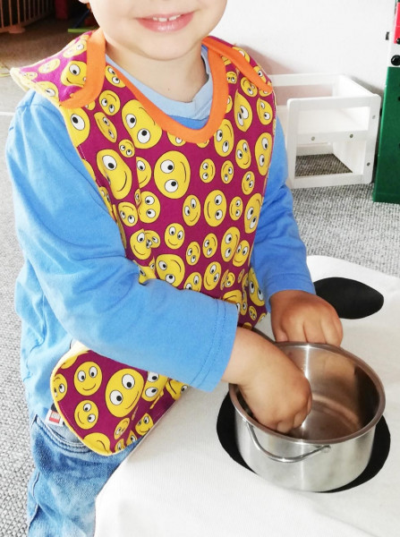 Kinderlätzchen mit Schlupfausschnitt