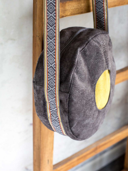 PDF-Schnittmuster Umhängetasche aus Velourleder in runder Form mit verstellbarem Taschengurt.