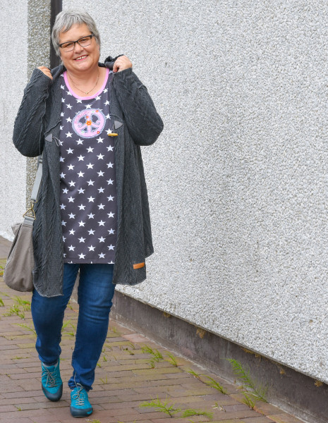 Selbstgenähte Big Size Strickjacke aus grobem Zopfstrick