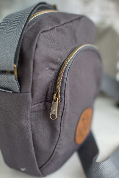 BugWelle, Umhängetasche mit geräumiger Vordertasche