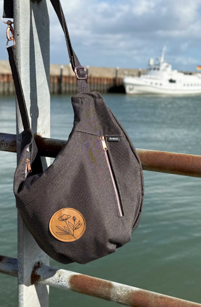 Designtasche mit vielen Reißverschlüsssen