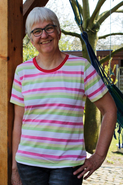 Schnittmuster Damen-Kurzarmshirt Fanö von farbenmix aus Jersey mit Pastellstreifen.