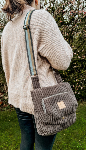 Alltagstaugliche geräuminge Umhängetasche, farvbenmix