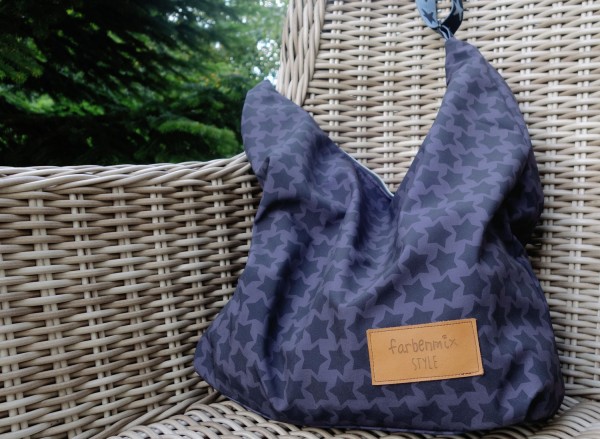 Einfache große Umhängetasche aus schwarz-grauemSoftshell mit Sternchenmuster.