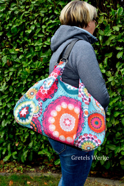 Schnittmuster Damentasche Cityhopper kunterbunt gemustert mit großen Blumen