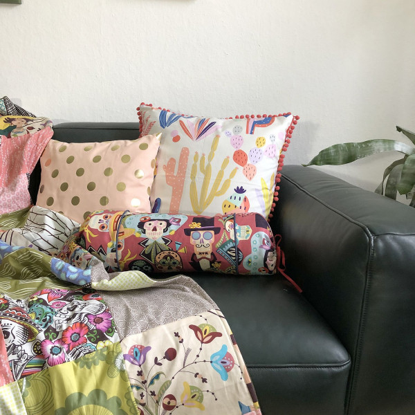 Selbstgenähte Sofakissen und Nackenrolle in diversen Größen und Designs.