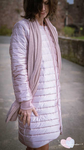 Schnittmuster für einen Damen-Steppmantel mit Bündchen, gerade geschnitten