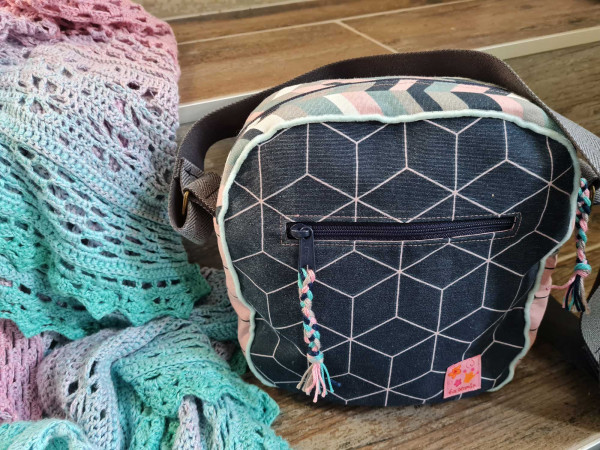 BugWelle, Umhängetasche mit geräumiger Vordertasche