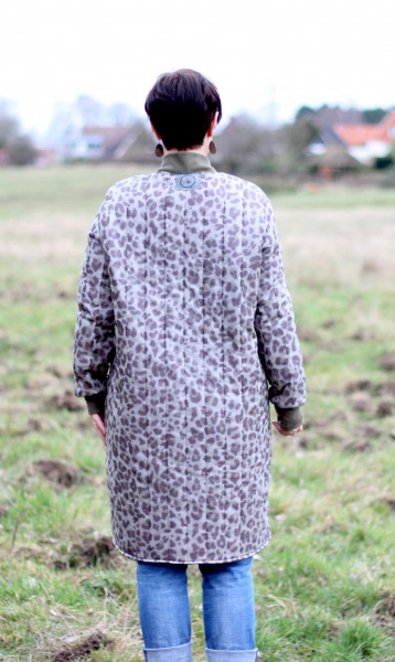 Rückenansicht Damenmantel LadyUrban mit Kragen in weiter, gerader Passform