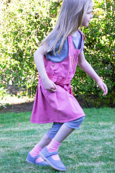 Schnittmuster Kinder-Latzkleid Xana mit Faltenrock und Gürtel