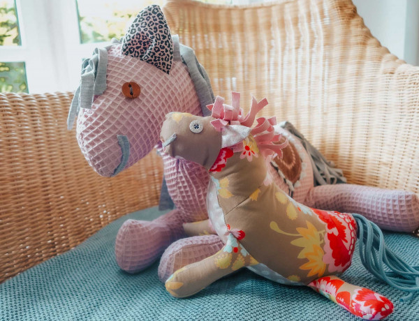 Nähanleitung Stofftier "Knuffelpferdchen" in 2 Größen von farbenmix