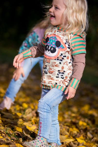 Schnittmuster doppellagiges Kindershirt mit Kapuze und Panda-Applikation.