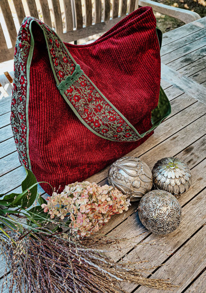 PDF-Schnittmuster Umhängetasche Annekje aus Breitcord im folkloristischen Stickereien