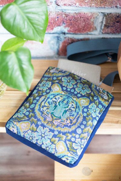 Schlichte Umhängetasche aus Gobelinstoff mit Tigerkopf in Blau.