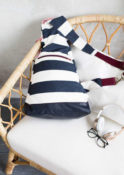 Maritim gestalteter Crossbag-Rucksack in Marine-Weiß mit Taschenboden aus Kunstleder.