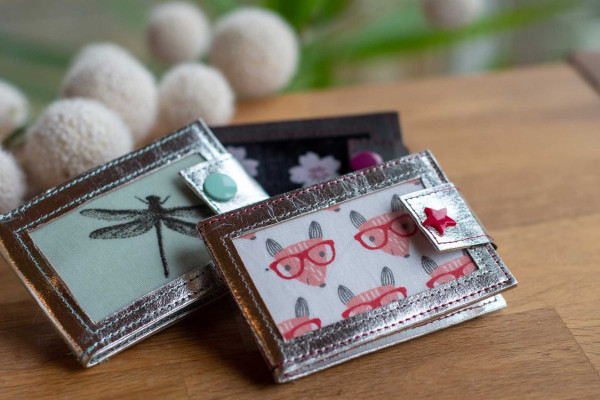 Kleine selbstgenähte Geldbörsen aus silberfarbenem Metallic Papierleder.