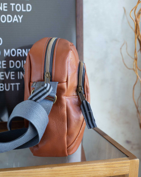 Bugwelle Adventskalendertasche in eckiger Form aus braunem Kunstleder