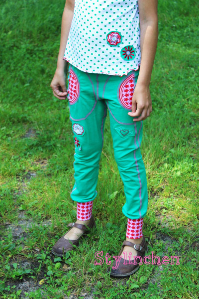 Schmale Sweathose für Kinder mit Taschen nähen. Schnittmuster Donna von Glitzerblume bei Farbenmix kaufen.