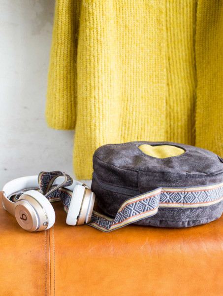 PDF-Schnittmuster Umhängetasche aus Velourleder in runder Form mit verstellbarem Taschengurt.