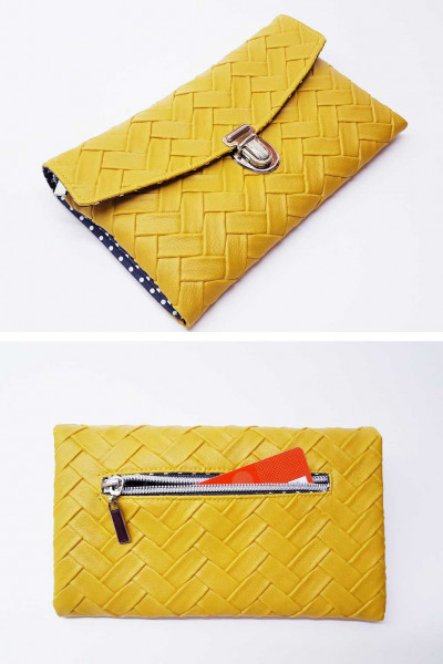 Selbstgenähte Geldbörse aus gelbem Kunstleder mit Steckschnalle