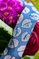 Webband mit Blättern in Blau Weiß von Lila-Lotta