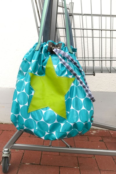 Einkaufstasche aus gepunktetem Wachstuch mit Kordelzug