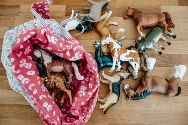 Selbstgenähter kleiner Beutel zum Aufbewahren von Spielfiguren und Schleichtiere