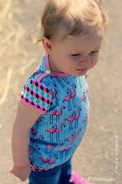 Süßes Babyshirt mit kurzen Ärmeln selber nähen - Nähanleitung Mialuna Little Mariella.