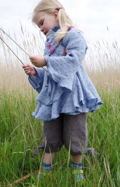 Schnittmuster Mädchen Volant-Wickelbluse "Hermosa" mit Trompetenärmeln