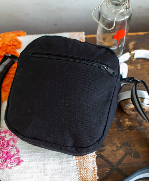 BugWelle, Umhängetasche mit geräumiger Vordertasche