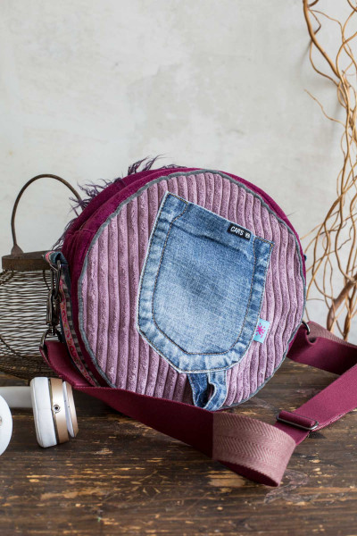 Schnittmuster Jeans-Upcycling Umhängetasche in runder Form.