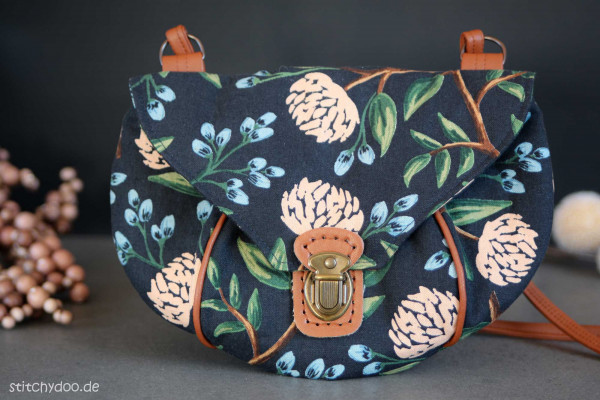 Schnittmuster kleine Damen-Handtasche mit Steckschloss und Umhängegurt