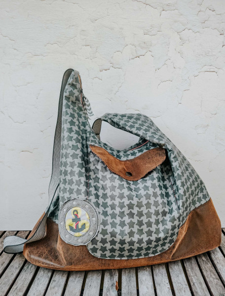 AllesDrin Tasche aus grauem Sternchenstoff Ebook Schnittmuster zum Downloaden.