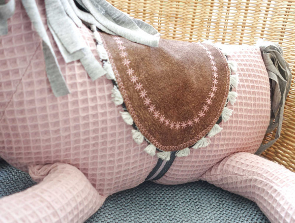 Knuffelpferdchen Sattel aus Velourleder mit Borte und Ziernaht