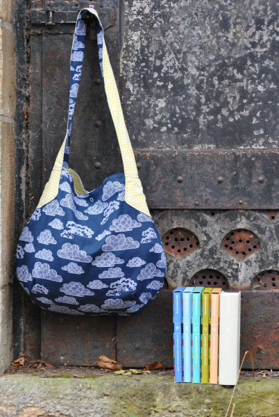Nähanleitung Beuteltasche aus blauem Wolkenstoff zum Wenden mit Schnittmuster zum Ausdrucken