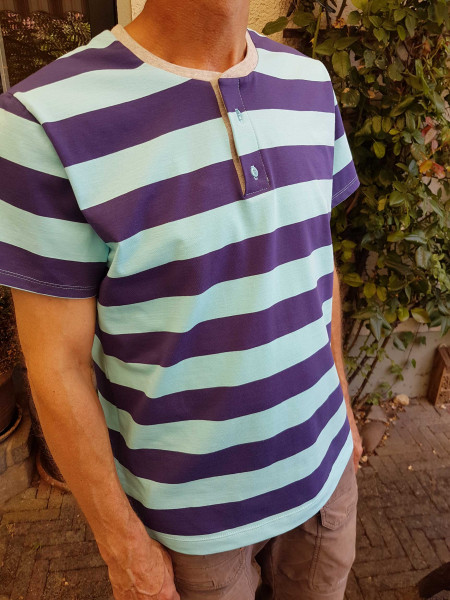 Kostenlose Nähanleitung, Henley-Ausschnitt mit Knöpfen