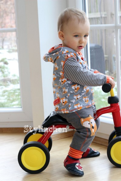 Selbstgenähtes Babyset bestehend aus Hoodie und Pumphose aus Jersey