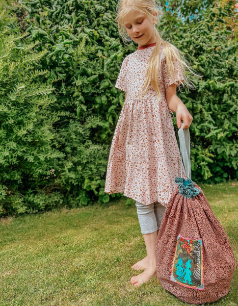 Großer Turnbeutel aus gemustertem Baumwollstoff mit Zwergenapplikation