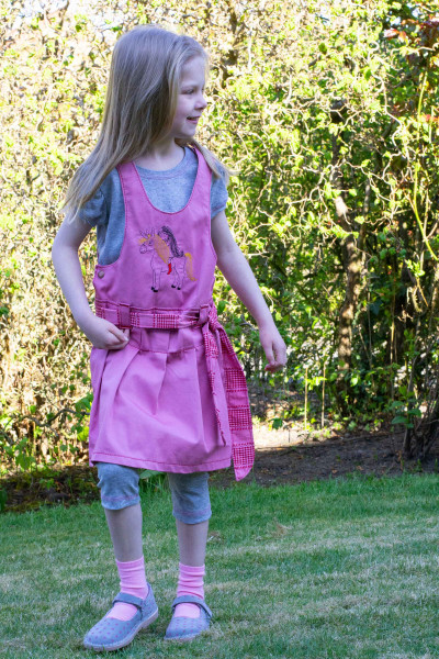 Schnittmuster Kinder-Latzkleid Xana mit Faltenrock und Gürtel