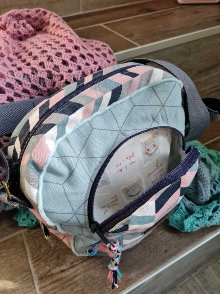 BugWelle, Umhängetasche mit geräumiger Vordertasche