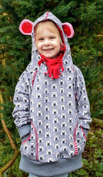 Schnittmuster Kinderhoodie Danai aus grauem Sweat mit Bärenmuster.