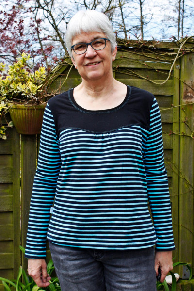 Damenshirt "Fanö" mit geschwungener Passe aus gestreiftem Jersey.