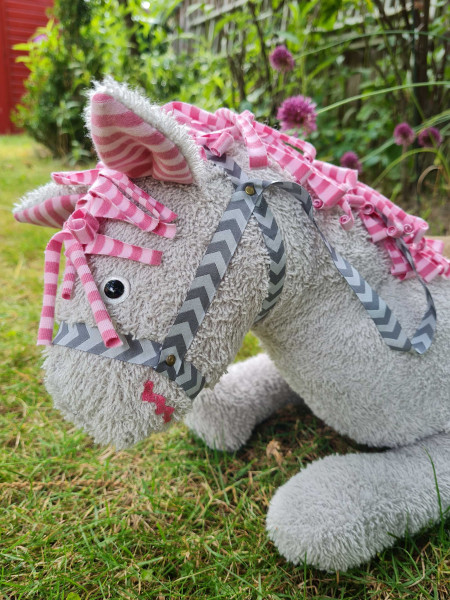 Knuffelpferdchen aus Frottee mit Hallfter aus Webband