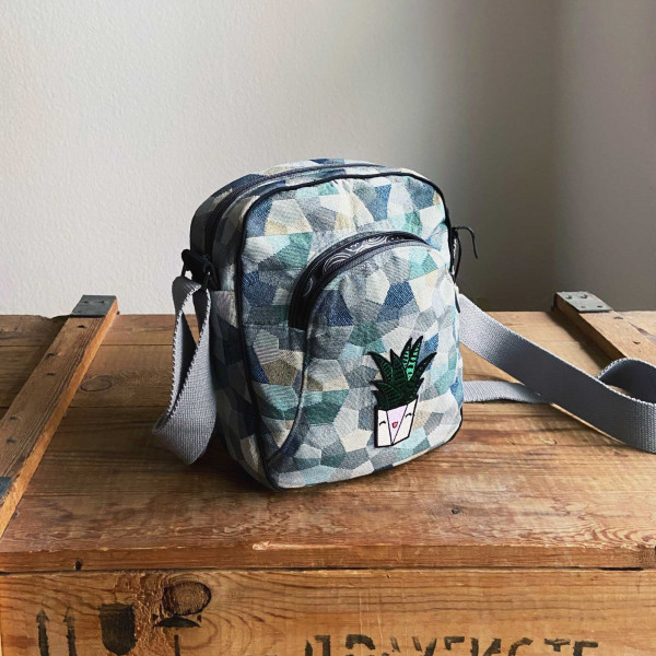 BugWelle, Umhängetasche mit geräumiger Vordertasche