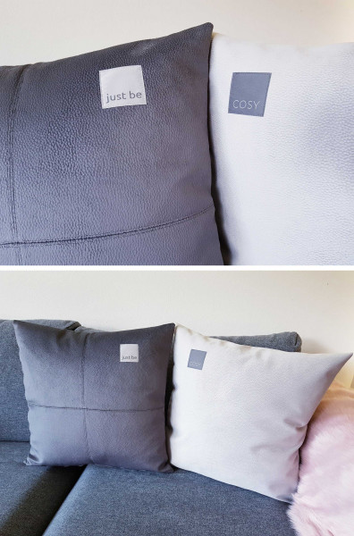 Sofakissen grau und silber mit aufgenähten Webetiketten