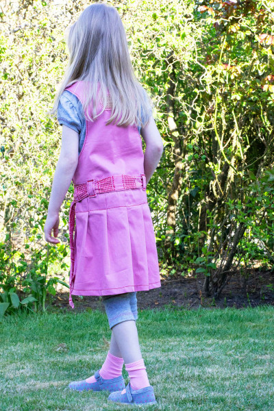 Schnittmuster Kinder-Latzkleid Xana mit Faltenrock und Gürtel