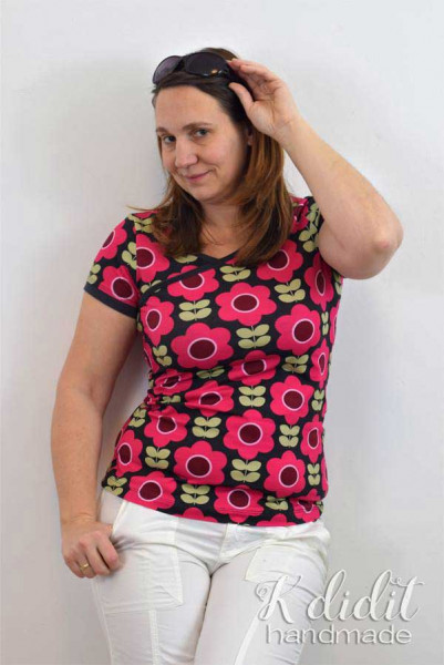 Figurnahes Damenshirt Lady Zeena von Mialuna. Schnittmuster zum Downloaden oder in papierform bei Farbenmix kaufen.