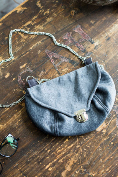Schnittmuster kleine Damen-Handtasche mit Steckschloss und Umhängegurt